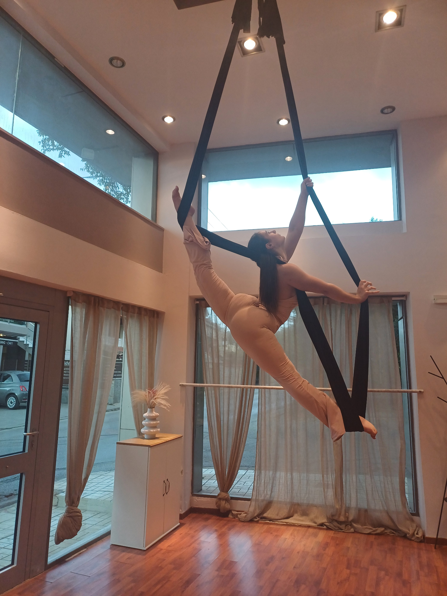 Aerial studio με χρωματιστά silks