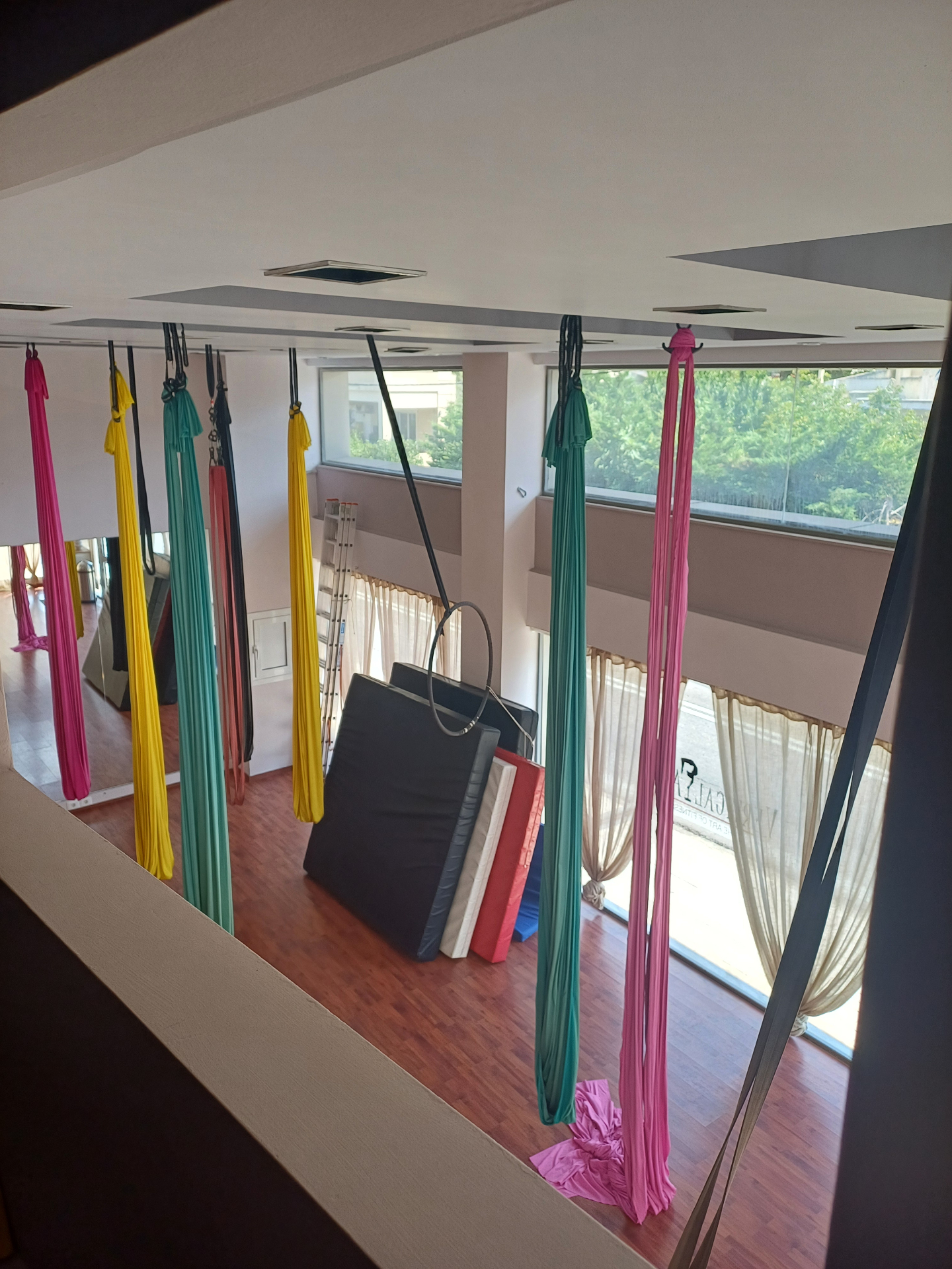 Aerial studio με χρωματιστά silks
